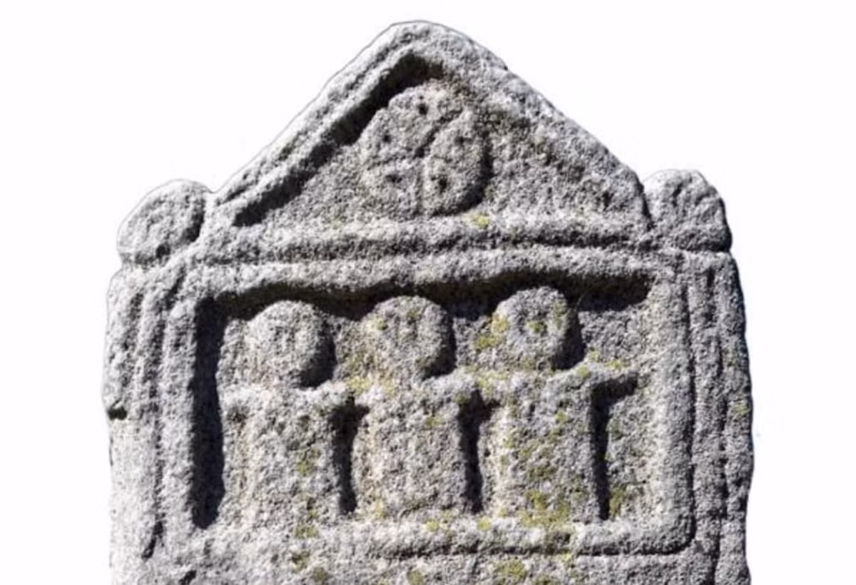 Trên đỉnh hầu hết các bia đá, bên trong một hình tam giác, xuất hiện một đĩa có các tia hoặc cánh hoa. Biểu tượng này tương tự như một bánh xe hoặc mặt trời, được liên kết rộng rãi trong thế giới Celtic với các vị thần mặt trời, chẳng hạn như Taranis, nhưng cũng có thể liên kết với các vị thần của thế giới ngầm, sự sinh sản và sự cứu rỗi. Ảnh: @Đại học Valencia.