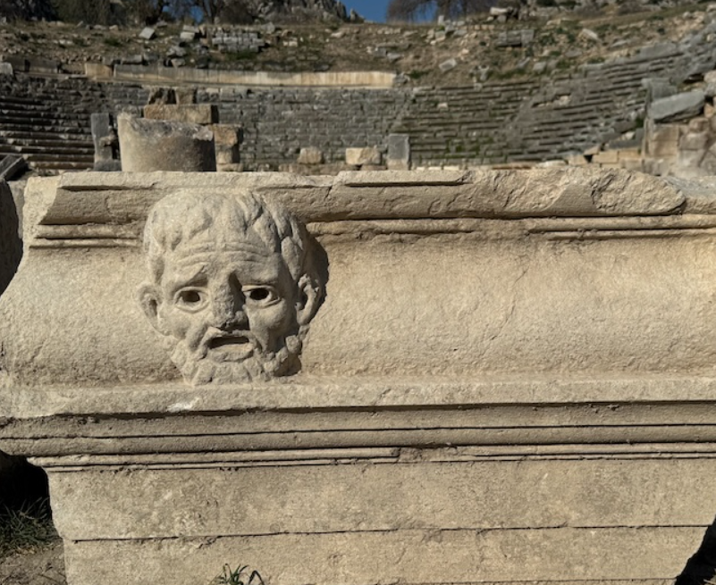 Đó là bức phù điêu hình mặt nạ của một nhân vật kỳ lạ. Ảnh: @Bộ Văn hóa và Du lịch Thổ Nhĩ Kỳ.