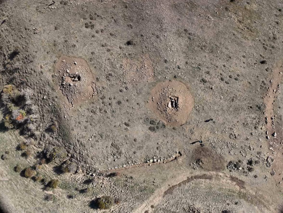 Khi tiến hành khai quật tại địa điểm khảo cổ Kerkenes ở huyện Sorgun, tỉnh Yozgat, Thổ Nhĩ Kỳ, các chuyên gia đến từ trường Đại học Abdullah Gül bất ngờ tìm thấy một vật thể cổ xưa kỳ lạ. Ảnh: @Đại học Abdullah Gül.