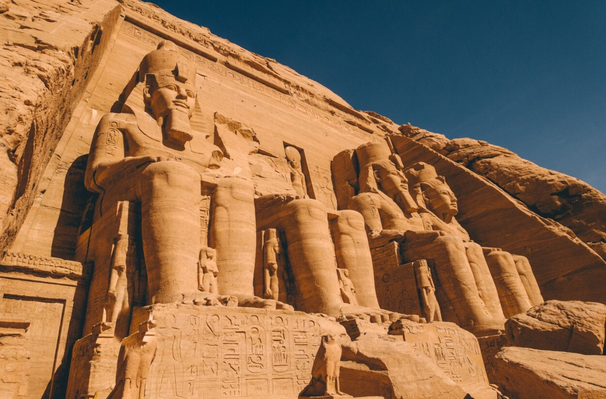 Các nhà nghiên cứu tin rằng, bức tranh khắc đá này được tạo ra vào khoảng đầu triều đại Vương Triều Thứ Nhất của Ai Cập cổ đại. Ảnh: @Dorian Vanhulle / Open Access.