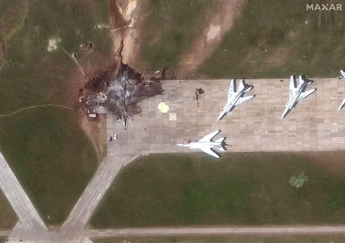 Một ngày sau vụ tấn công, các quan chức Ukraine tuyên bố đã đạt được thành công đáng kể. Cơ quan An ninh Ukraine (SBU), đơn vị chỉ đạo chiến dịch, báo cáo rằng ít nhất 13 máy bay ném bom chiến lược đã bị phá hủy, cùng với nhiều máy bay khác bị hư hại. Các nguồn tin từ các hãng thông tấn khác trích dẫn, bao gồm Reuters và AFP, cho biết có tới 41 máy bay quân sự của Nga, bao gồm máy bay ném bom Tu-95 và Tu-22M3 và máy bay cảnh báo sớm A-50, đã bị phá hủy hoặc hư hỏng nghiêm trọng. Ảnh: @Maxar.