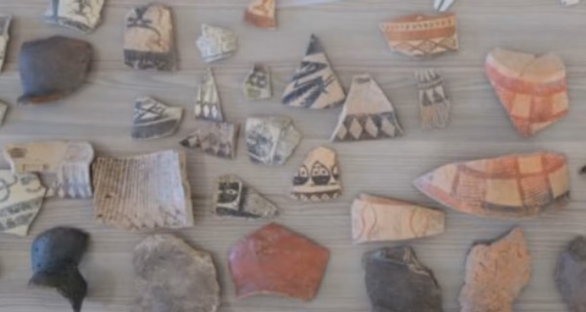 Chúng là một phần trong những bình gốm chôn cất đã bị vỡ thành các mảnh, thuộc sở hữu của người Assyria cổ từng sinh sống cách đây 3.000 năm trước dưới sự thống trị của Vương quốc Gurgum. Ảnh: @Đại học Hacettepe.