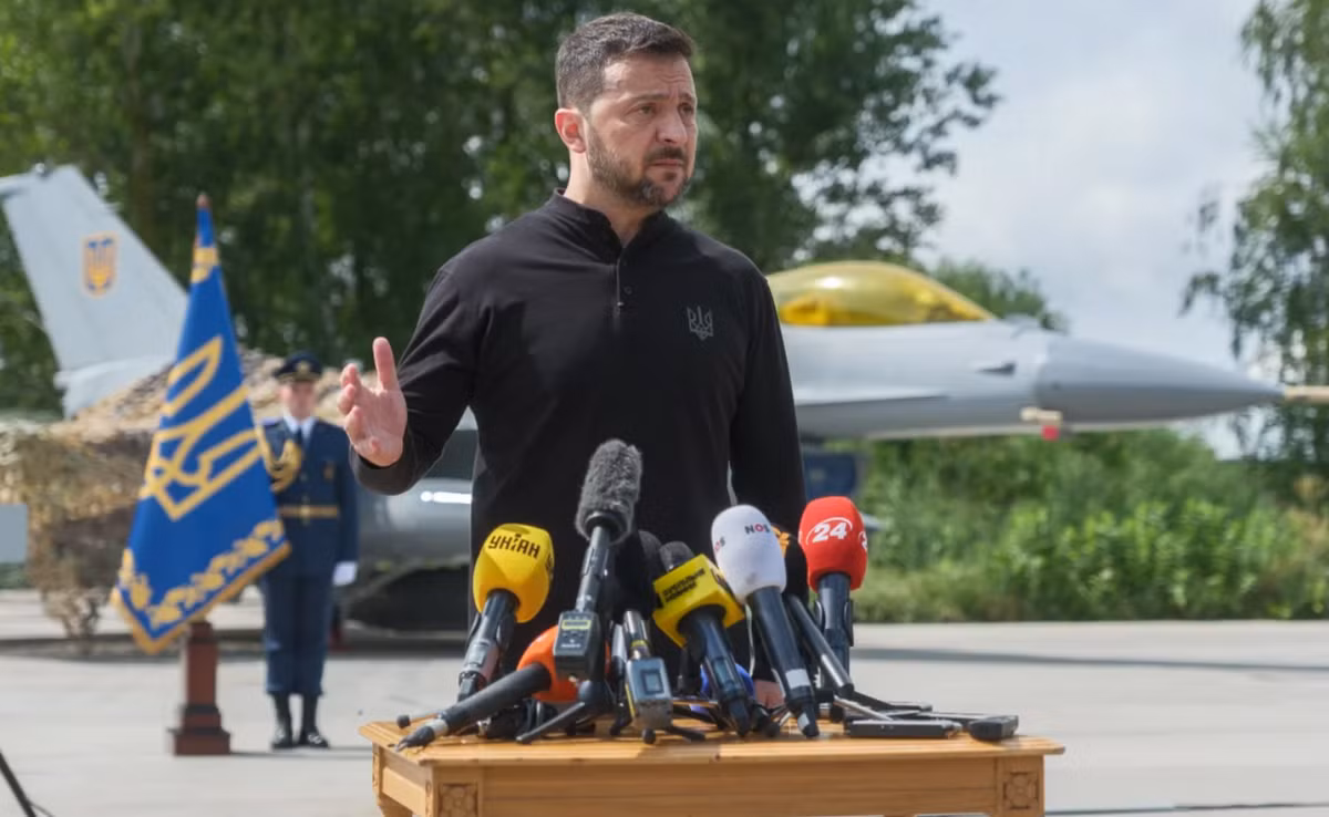 Tổng thống Ukraine Zelensky đã ca ngợi phi công Maksym Ustymenko và truy tặng anh ấy danh hiệu Anh hùng Ukraine, danh hiệu cao quý nhất của đất nước. Ảnh: @ The Guardian.