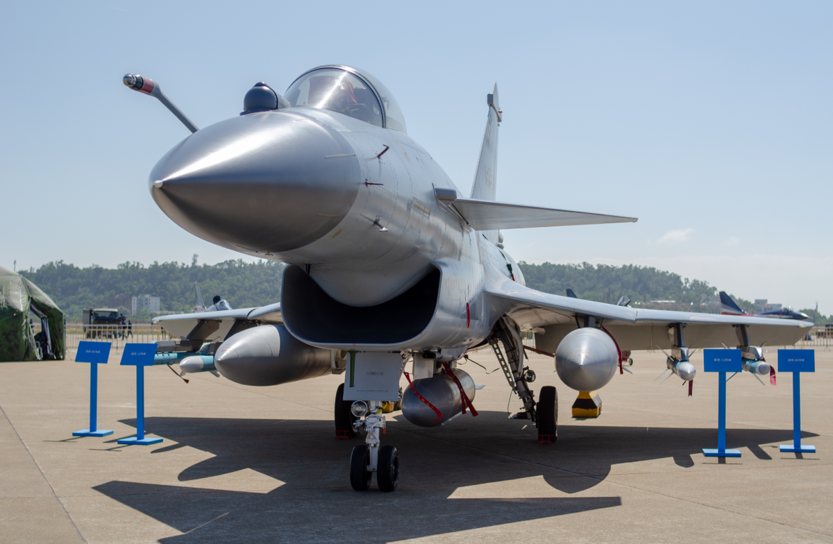 Tuy nhiên, độ tin cậy của J-10 đã qua sử dụng vẫn là một ẩn số quan trọng. Mặc dù hiệu suất của máy bay này đã được ghi chép đầy đủ, nhưng khung máy bay cũ có thể sẽ cần bảo dưỡng nhiều hơn, có nguy cơ làm thâm thụt đến khoản tiết kiệm chi phí ban đầu. Ngoài ra, những thách thức về tích hợp, bao gồm đào tạo phi công và quản lý chuỗi cung ứng, có thể làm phức tạp thêm thỏa thuận này. Ảnh: @ militarnyi.
