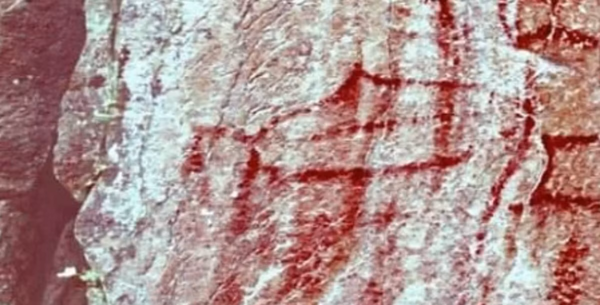 Nhóm đã nghiên cứu kỹ hơn các dấu vết trên đá, và không còn nghi ngờ gì nữa, những đường màu đỏ này do con người cổ xưa trực tiếp vẽ lên. Ảnh: @Viện Nghiên cứu Di sản Văn hóa Na Uy.