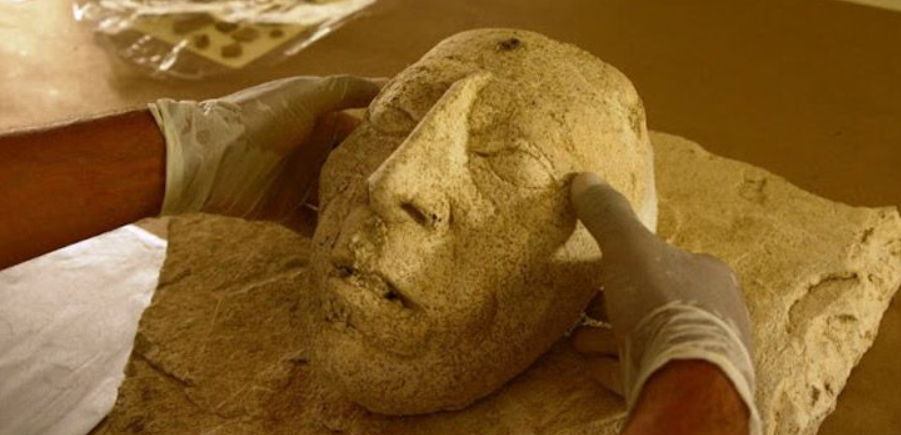 Các kỹ thuật thăm dò, phân tích khảo cổ học chuyên sâu cho thấy, đó là một chiếc mặt nạ bằng thạch cao. Ảnh: @Viện Nhân chủng học và Lịch sử Quốc gia Mexico.