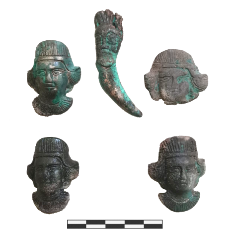 Trong số những hiện vật nổi bật có tới 17 tấm bảo vệ trán bằng đồng, 30 tấm bảng khảm và một loạt các tấm bảng trang trí hình tròn mô tả chữ vạn, chim chóc và các sinh vật thần thoại. Ảnh: @Đoàn thám hiểm khảo cổ Ural.