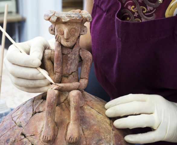 Bức tượng nhỏ dường như được thêm vào sau khi chiếc bình gốm cơ bản đã hoàn thành. Ảnh: @Cơ quan Cổ Vật Israel.