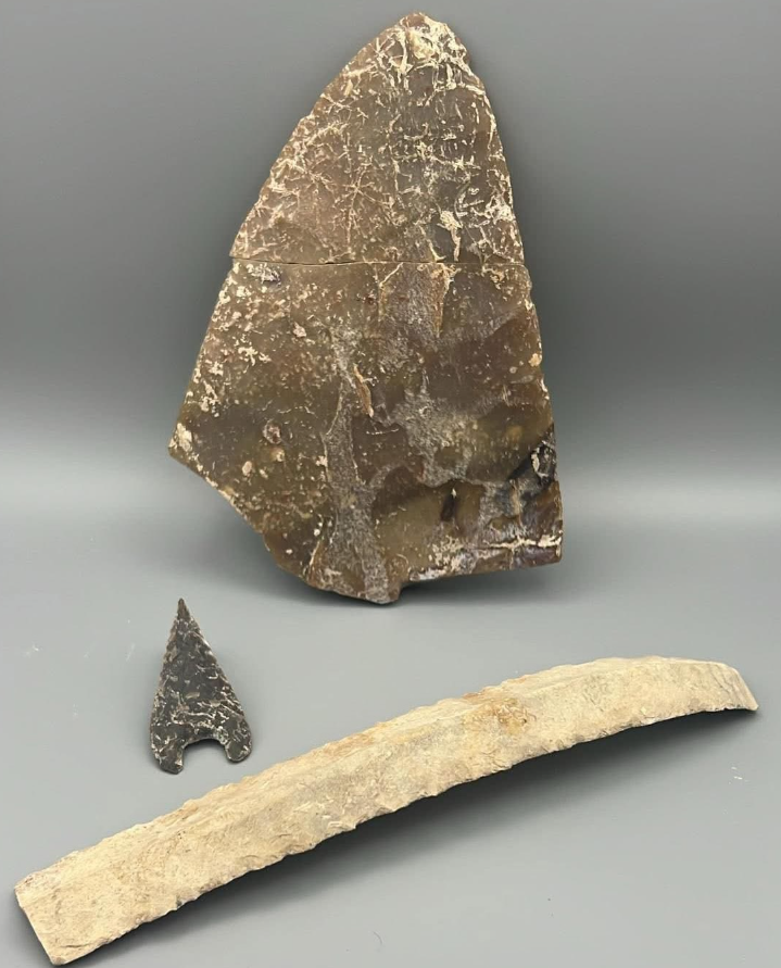 Ngoài các bộ hài cốt chưa xác định danh tính, các đồ tùy táng cũng được tìm thấy bên cạnh, bao gồm vỏ sò, mảnh ngà voi, đầu mũi tên và một loại rìu-giáo, một loại vũ khí hình giáo có đầu là rìu. Ảnh: @Đại học Cádiz.