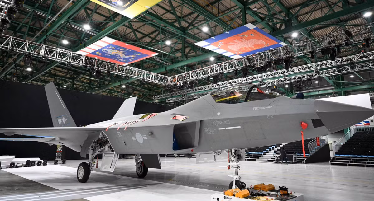 Mặc dù ban đầu được dự định là máy bay tàng hình thế hệ thứ 5, nhưng chương trình chế tạo đã được điều chỉnh để đưa vào trang bị cấu hình thế hệ 4.5 trước do tính cấp thiết trong hoạt động. Ảnh: @ Defence Security Asia.