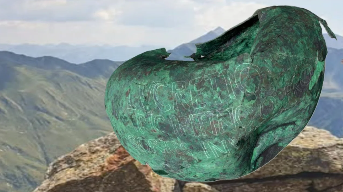 Đó là một chiếc bình kim loại được rèn từ hợp kim đồng pha với các kim loại khác, hình cầu, không có cổ và có miệng tròn rộng, cao khoảng 15-20 cm và rộng 27-30 cm, và chân đế cũng được tìm thấy trong cùng bối cảnh. Ảnh: @stilearte.