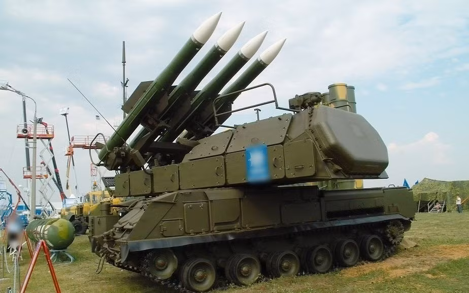 Với Ukraine, đây không chỉ là đòn đánh vật lý mà còn là đòn tâm lý và công nghệ. UAV không còn đơn thuần là vũ khí cảm tử, mà là công cụ xâm nhập, định vị và tiêu diệt chính xác trong lòng hệ thống phòng không đối phương. Nhóm Lasar trước đây từng thử nghiệm chiến thuật tương tự, nhưng chưa bao giờ đạt độ tinh vi như lần này.