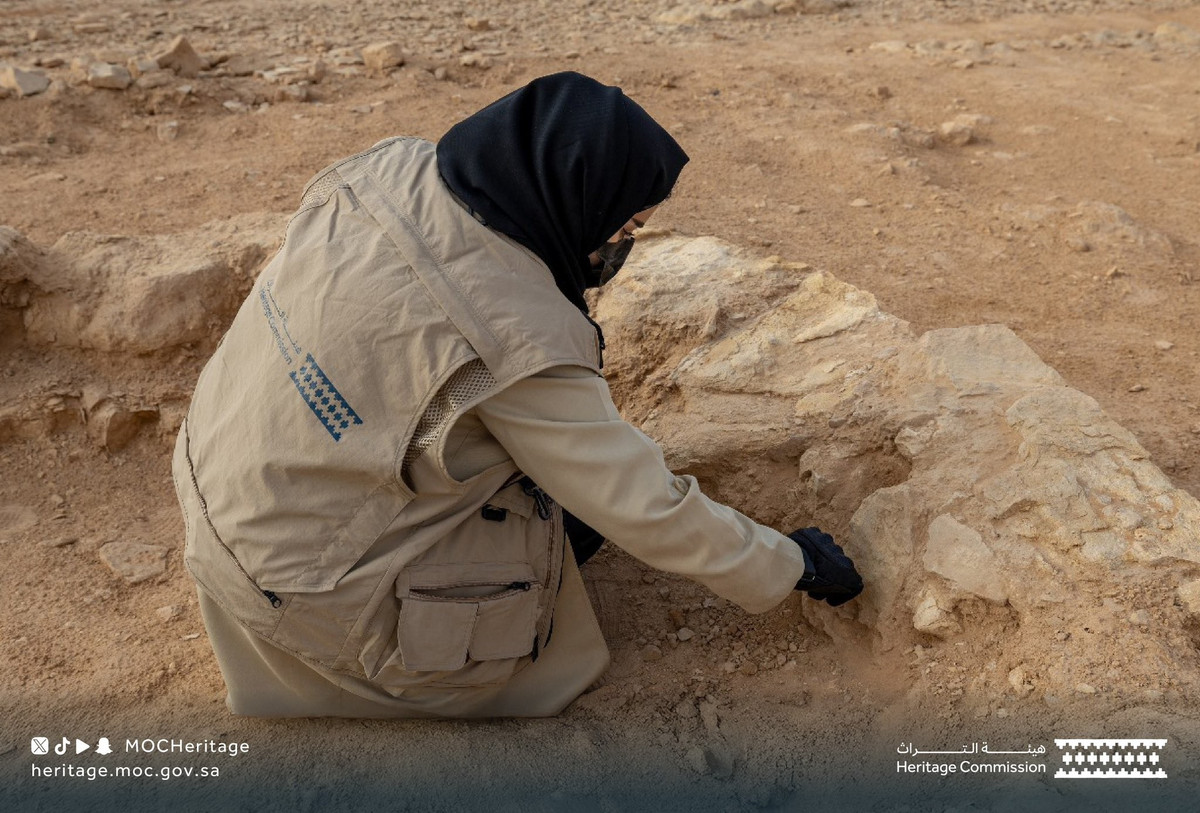 Trong quá trình khai quật, các chuyên gia cũng phát hiện ra một con đường cổ xưa, nối liền đáy thung lũng với cao nguyên phía trên và kéo dài về phía Riyadh ngày nay. Các chuyên gia tin rằng, con đường này có thể từng là một tuyến đường huyết mạch cho việc đi lại hoặc buôn bán. Ảnh: @Ủy ban Di sản quốc gia Ả Rập Xê Út.