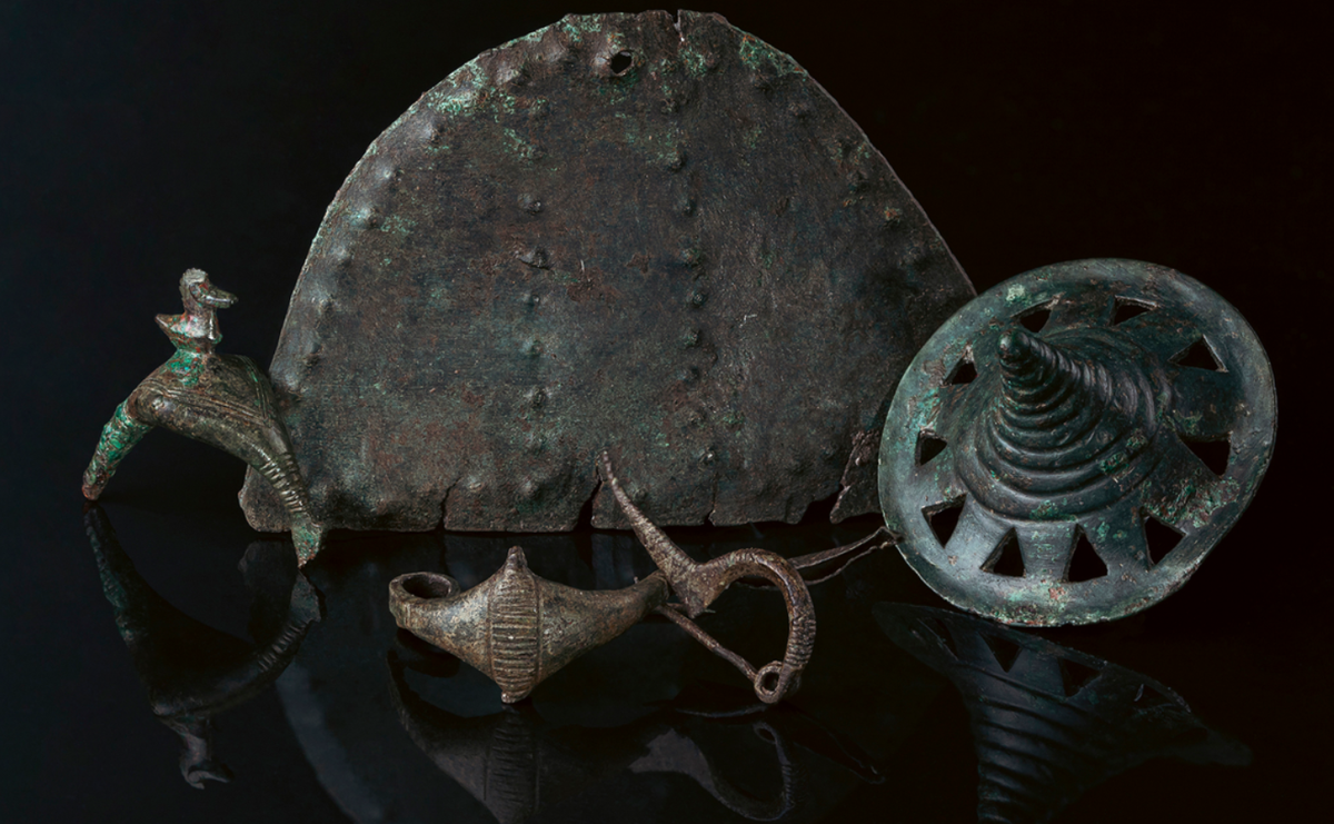 Chúng bao gồm đồ trang sức, đồ trang trí quân sự và vũ khí. Ảnh: @Bảo tàng Quốc gia Hungary.