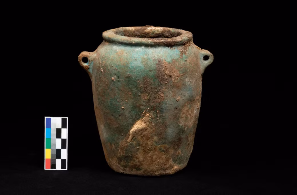 Theo văn bản khắc trên các bình gốm, những chiếc bình này thuộc về một người tên là Wahibre-mery-Neith, con trai của Phu nhân Irturu. Ảnh: @Đại học Charles.