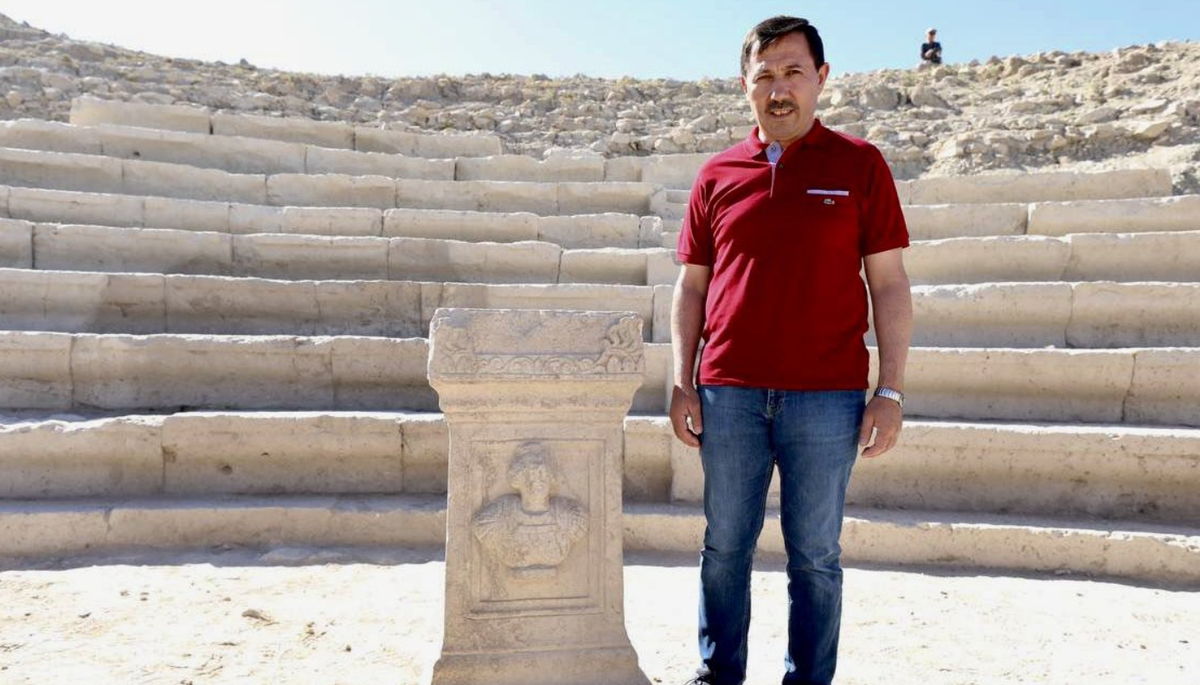 Thị trưởng Karatay Hasan Kılca đã đưa ra tuyên bố liên quan đến bàn thờ ước tính có niên đại hơn 1.800 năm tuổi tại thành phố cổ Savatra này rằng: "Chúng tôi rất phấn khích và tự hào”. Ảnh: @Đại học Selçuk.