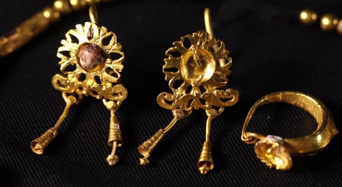 Chủ nhân của ngôi mộ này là một cô gái trẻ. Bên trong quan tài chì chứa rất nhiều những món đồ trang sức bằng vàng ấn tượng. Ảnh: @Cơ quan Cổ vật Israel.