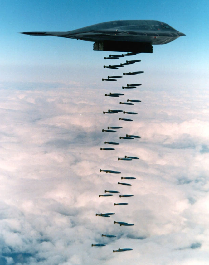 Được biết, B-2 Spirit là máy bay ném bom hàng đầu của Không quân Mỹ. Theo thông tin của Không quân Mỹ, với thiết kế cánh bay, thành phần vật liệu tổng hợp và lớp phủ đặc biệt, B-2 có thể mang theo hỏa lực mạnh mẽ trong thời gian ngắn đến bất kỳ nơi nào trên thế giới, xuyên qua các hệ thống phòng thủ. Ảnh: @ Military Wiki - Fandom.