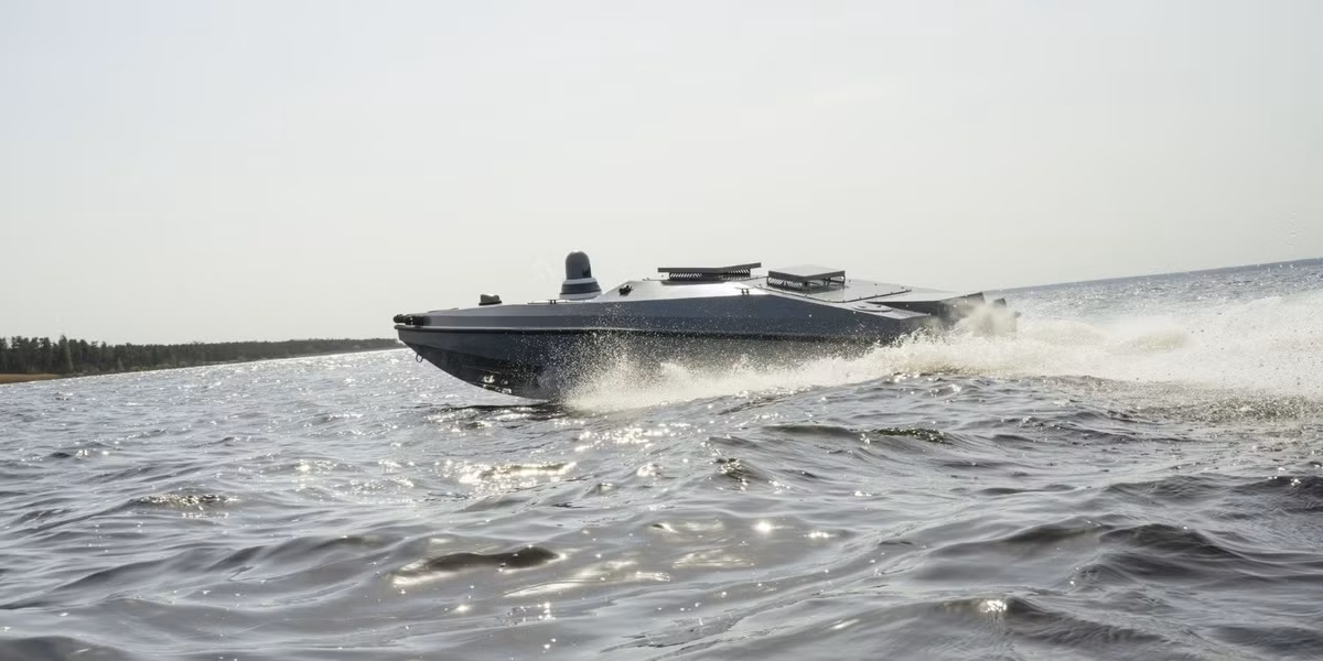 Barracuda không phải sản phẩm nhà máy, mà là sáng tạo của một nhóm đặc nhiệm cùng tên. Thiết kế mô-đun cho phép tàu thay đổi vai trò từ tấn công, trinh sát đến vận tải chỉ trong vài phút. Tư duy “lắp ghép để chiến đấu” này phản ánh tinh thần sáng tạo của Ukraine trong môi trường xung đột công nghệ cao.