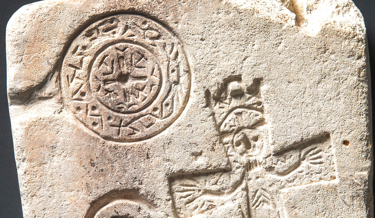 Một mặt của khuôn đúc có biểu tượng Kitô giáo - một cây thánh giá và một hình tròn với cây thánh giá nằm ở giữa - được dùng để đúc mặt dây chuyền, khóa thắt lưng, huy chương. Ảnh: @Bảo tàng Chur.