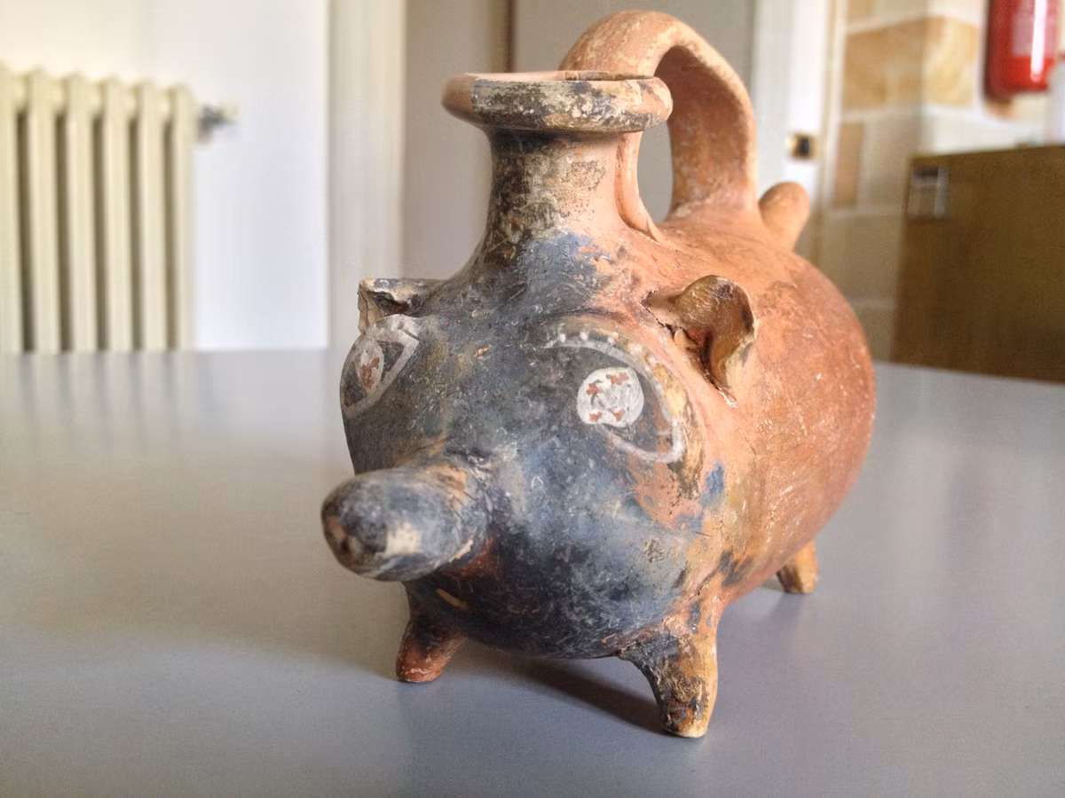 Ngoài 30 hiện vật tang lễ bao gồm một lưỡi dao sắt, đĩa gốm, bình hoa, tượng nhỏ và ba gutti, nhóm chuyên gia bất ngờ tìm thấy một chiếc bình sữa hình con lợn cực kỳ độc đáo, lạ mắt. Ảnh: @Cơ quan Giám sát Khảo cổ Puglia.