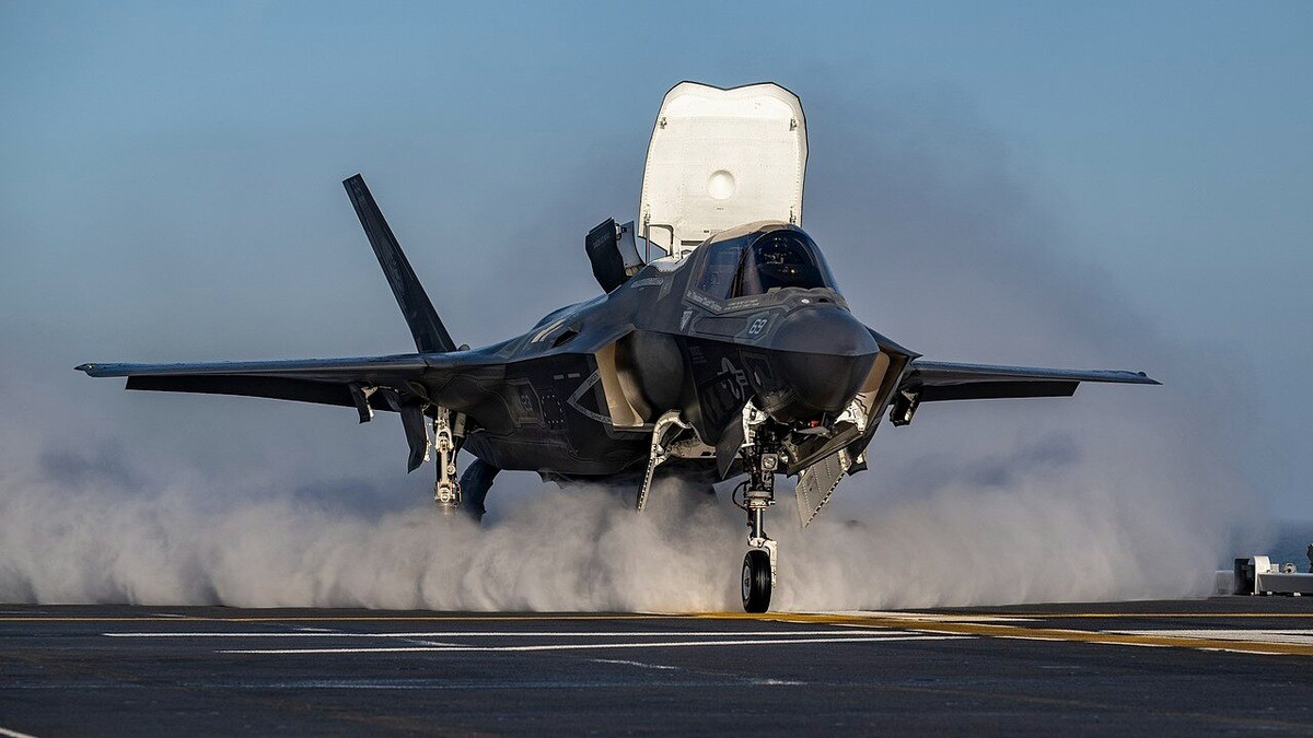 Tokyo đã huy động bốn tiêm kích F-35A và tám F-15, trong khi Anh triển khai bốn chiếc F-35B từ boong tàu. Cuộc tập trận kéo dài một ngày, tập trung nâng cao khả năng tác chiến và phối hợp liên quân trên không và biển.