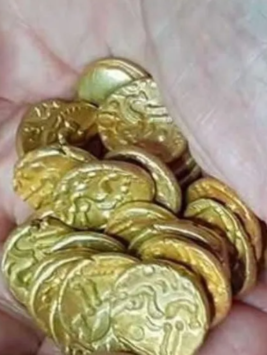 Chúng bao gồm 35 đồng tiền staters chỉ có họa tiết lạ, không có chữ khắc hay con số, được giấu trong một khối đá lửa và chôn dưới mặt đất. Ảnh: @Bảo tàng London.