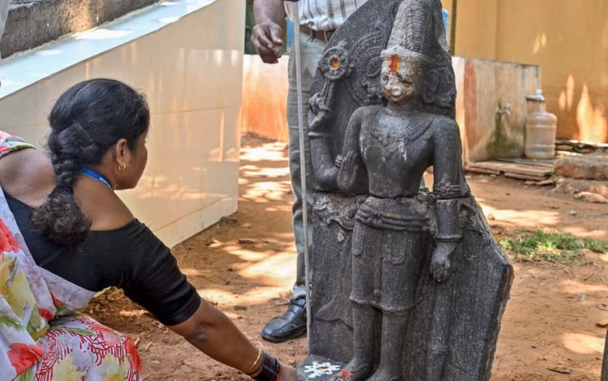 Cổ vật này đã gây tò mò cho cư dân địa phương và thu hút sự chú ý của các nhà khảo cổ học Ấn Độ, những người mong muốn tìm hiểu thêm về lịch sử của nó. Ảnh: @ Sở Khảo cổ và Bảo tàng bang Andhra Pradesh.