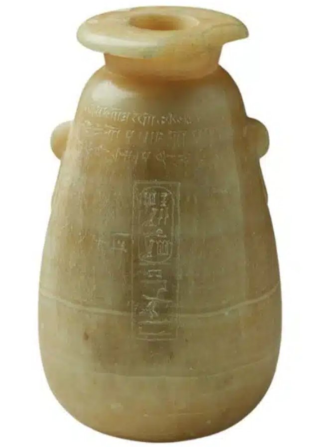 Chương trình Dược lý Cổ đại của Đại học Yale đã áp dụng các kỹ thuật chiết xuất không phá hủy, lấy phần cặn trong bình đem phân tích sắc ký khí – khối phổ. Ảnh: @Đại học Yale.