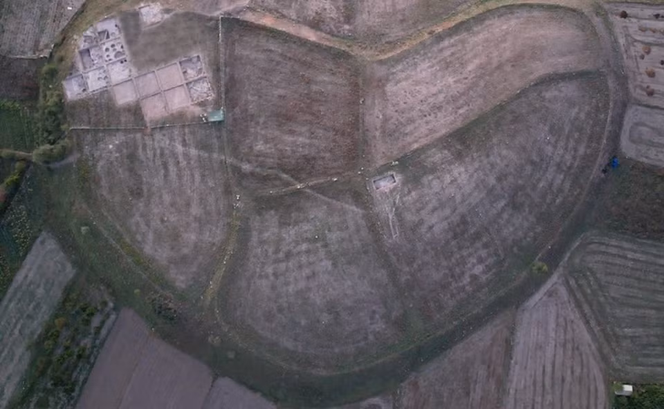 Được gọi là "trái tim của thành phố cổ Kütahya" vì trông giống hình trái tim trong cảnh quay từ trên không, gò chôn cất Tavşanlı là nơi có hơn 400 cuộc phát hiện khảo cổ tính tới thời điểm hiện tại. Ảnh: @Đại học Bilecik Şeyh Edebali.