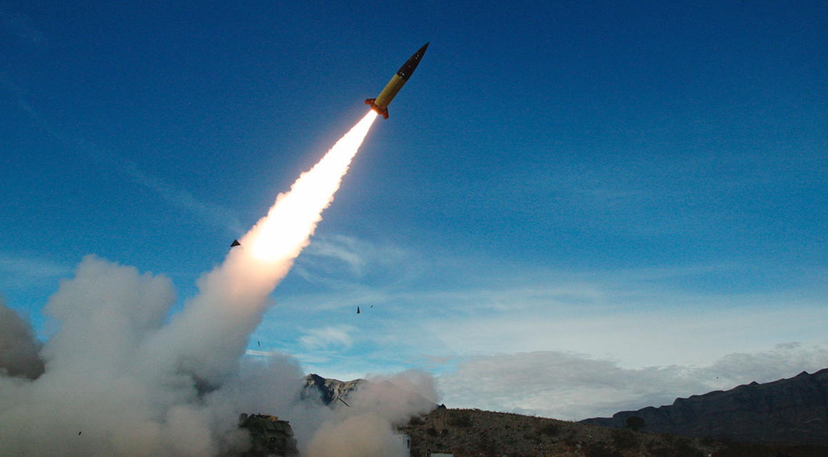 Hrim-2 có tầm bắn khoảng 280 đến 500 km, tùy thuộc vào cấu hình và mang đầu đạn nặng tới 500 kg. Hệ thống dẫn đường của tên lửa này có thể kết hợp hệ thống dẫn đường quán tính với hiệu chỉnh tín hiệu GPS, cho phép nó bắn trúng mục tiêu với độ chính xác cực kỳ cao. Ảnh: @Euromaidan Press.