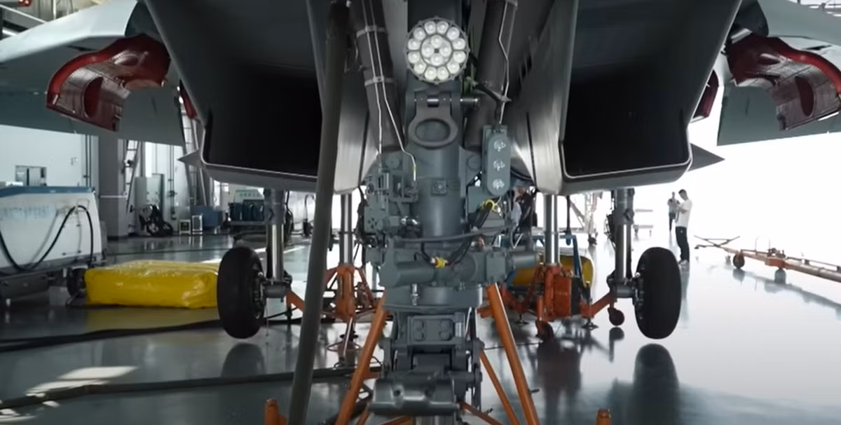 Ngoài ra, máy bay này còn được trang bị thanh phóng để móc vào máy phóng điện từ, tạo nên sự khác biệt so với J-15 tiêu chuẩn. Khả năng này giúp J-15T trở thành lựa chọn hiệu quả và mạnh mẽ hơn cho các tàu sân bay tương lai của hải quân Trung Quốc. Ảnh: @CCTV.