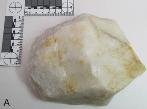 Ở tầng sâu nhất khu cắm trại có niên đại khoảng 14.000 năm trước, các chuyên gia tìm thấy khu vực bị cháy do lửa trại, xương chim, hài cốt động vật có vú lớn và các mảnh vỡ từ thạch anh địa phương. Một chiếc ngà voi ma mút gần như nguyên vẹn nằm trong tầng khu vực này. Ảnh: @Krasinski.