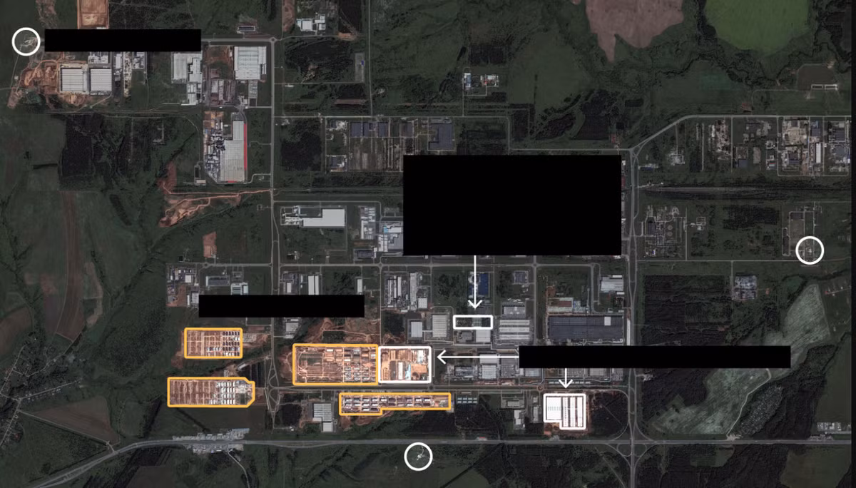 Hình ảnh cho thấy việc xây dựng hàng chục tòa nhà đang được tiến hành, bao gồm không chỉ các xưởng sản xuất, mà còn cả ký túc xá cho lực lượng lao động lên tới 40.000 người dự kiến sẽ sống tại đây. Ảnh: @CNN.