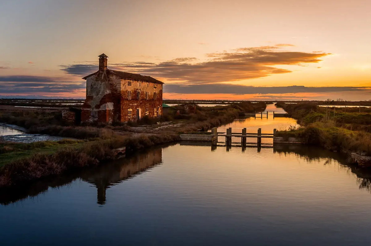 Giáo sư Carlo Beltrame, người chỉ đạo cuộc khai quật cùng với Tiến sĩ Elisa Costa nhận định, sự xuất hiện của món đồ trang sức cho thấy, người La Mã cổ đại giàu có đã từng đến thăm khu vực này. Ảnh: @Đại học Ca' Foscari.