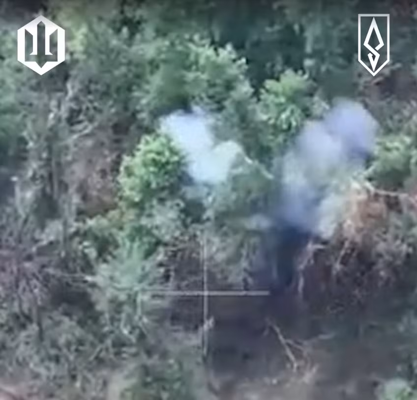 Ngoài ra, tại tiền tuyến, các nhân viên điều hành Trung đoàn Hệ thống không người lái độc lập 429 "Achilles" đã dùng các đòn tấn công chính xác để vô hiệu hóa một xe tăng khác của Nga ẩn náu trong một dải rừng, cũng như phá hủy hệ thống tên lửa phóng loạt BM-21 Grad, xe chiến đấu bọc thép Tiger và một xe tải KAMAZ của Nga. Ảnh: @Hệ thống Không người lái Độc lập 429 "Achilles".