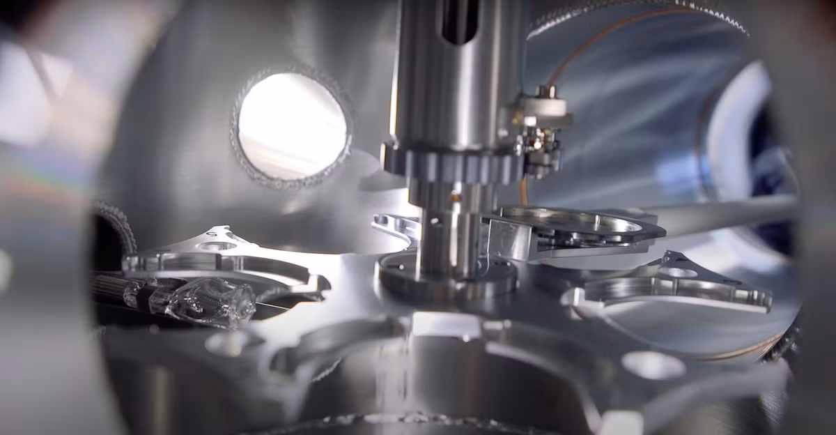 Tiếp theo, các chuyên gia lấp đầy đường nét đã khắc họa tiết in trên lớp polyme bằng bạch kim (platinum), đây là vật liệu chính thực sự làm nên cây vĩ cầm. Cuối cùng là loại bỏ chip và phần còn lại của lớp polyme, để lại cây vĩ cầm hoàn chỉnh. Ảnh:@Đại học Loughborough.