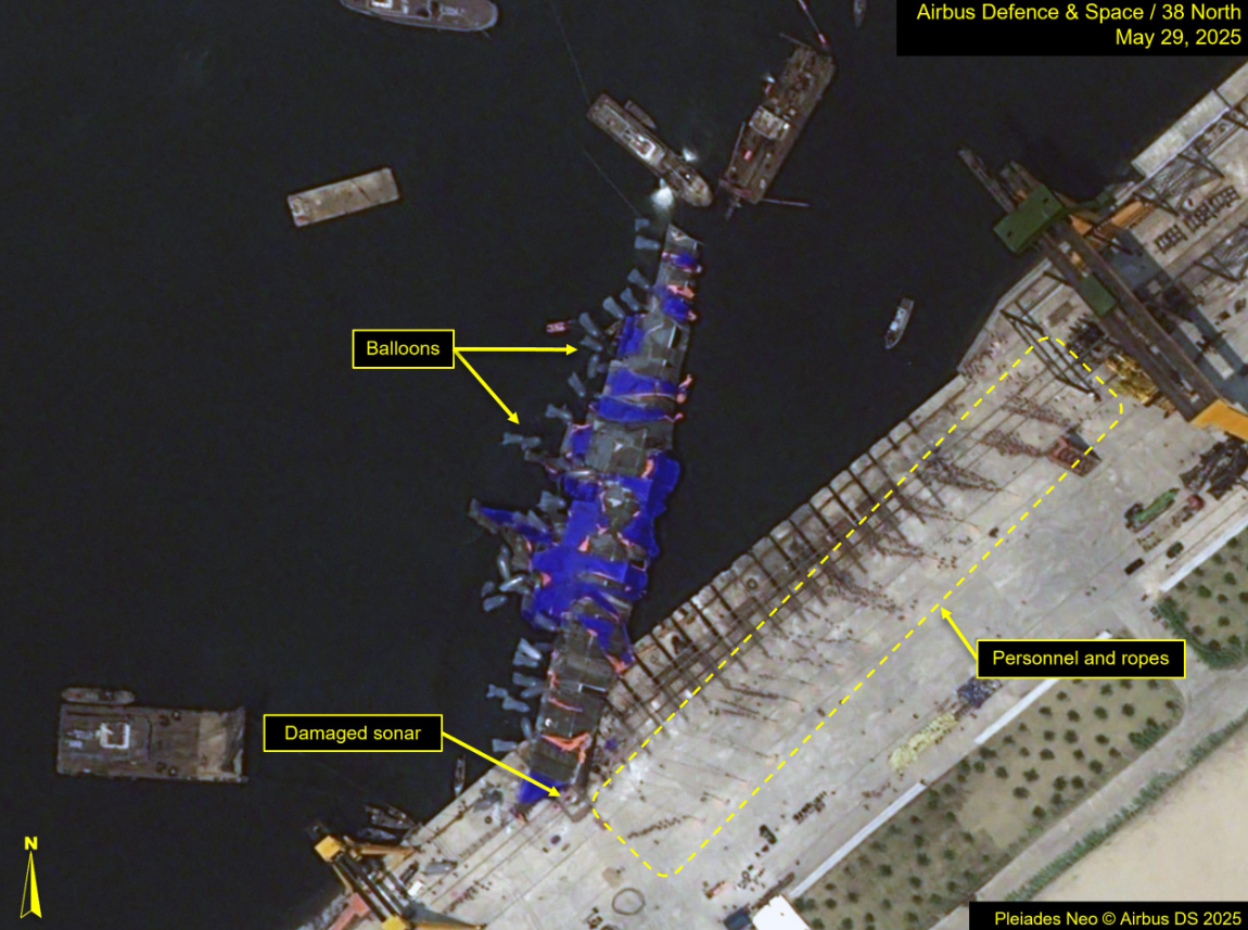38 North còn lưu ý rằng, có thể thấy công nhân kéo dây thừng từ cầu cảng, trong một nỗ lực chỉnh lại con tàu chiến bằng tay, thông qua một hình ảnh vệ tinh riêng biệt mà Airbus Defense and Space chụp được hôm 29 tháng 5. Ảnh: @Pleiades NEO/Airbus DS 2025.