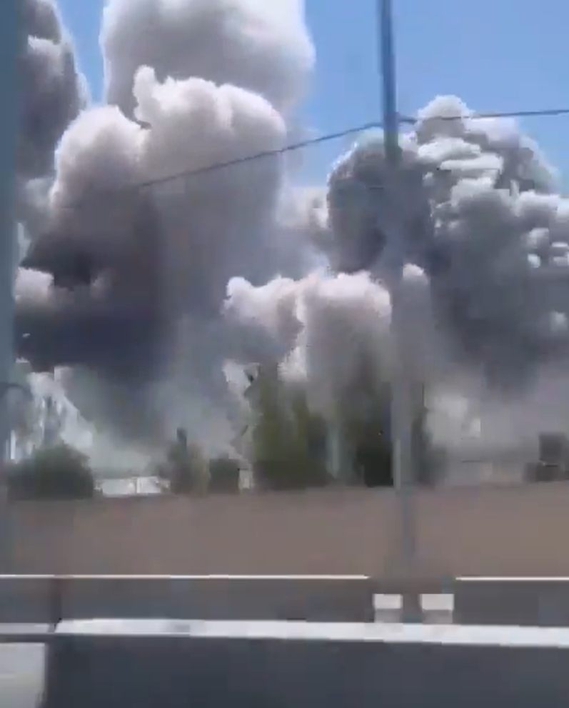 Tại Iran, có thêm báo cáo về tiếng nổ vang lên ở Karaj, phía tây Tehran, và hãng tin Nour cũng đưa tin rằng, các cuộc không kích đã tấn công Parchin, một khu phức hợp quân sự ở phía đông nam Tehran. Ảnh: @Osinttechnical.