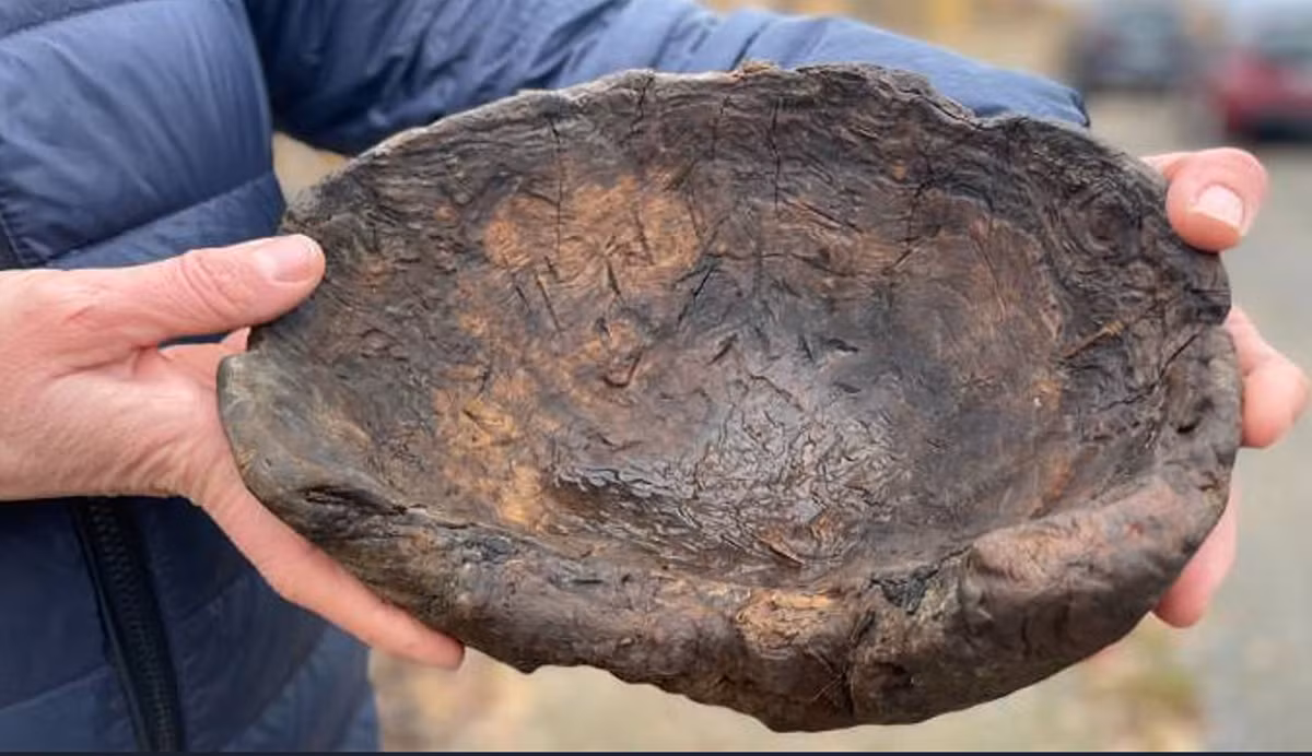 Câu trả lời đến trong vòng vài ngày sau đó, và mọi người đều phấn khích với kết quả. Nằm sâu trong cát là một chiếc bát gỗ có niên đại từ 800-1.000 năm tuổi, có niên đại từ thời Viking. Ảnh: @Erik Briskerud.