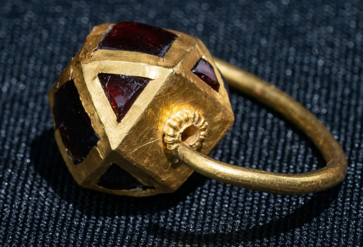 Đôi bông tai này đặc biệt cầu kỳ, được làm bằng vàng khảm đá quý màu đỏ như ngọc hồng lựu hoặc mã não; một đôi trâm cài được đúc bằng bạc rồi phủ lá vàng và khảm đá màu đỏ. Ảnh: @Viện Khảo cổ học Crimea.