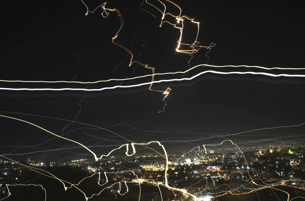 IRGC cho biết trong một tuyên bố rằng: "Sử dụng tên lửa đạn đạo có sự kết hợp giữa các hệ thống thông minh và dẫn đường chính xác, Iran đã nhắm mục tiêu vào các trung tâm quân sự và căn cứ không quân, vốn là nguồn gốc của hành vi xâm lược tội phạm chống lại đất nước chúng tôi". Ảnh: @Mahmoud Illean.