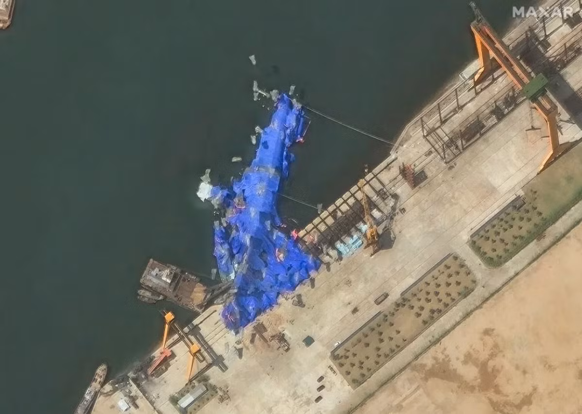 Một ngày sau vụ tai nạn bất ngờ trong buổi lễ hạ thủy có sự tham dự của nhà lãnh đạo Kim Jong Un, Chính quyền Bắc Triều Tiên đã và đang khẩn trương cố gắng sửa chữa tàu khu trục 5.000 tấn này. Ảnh: @2025 Maxar Technologies.