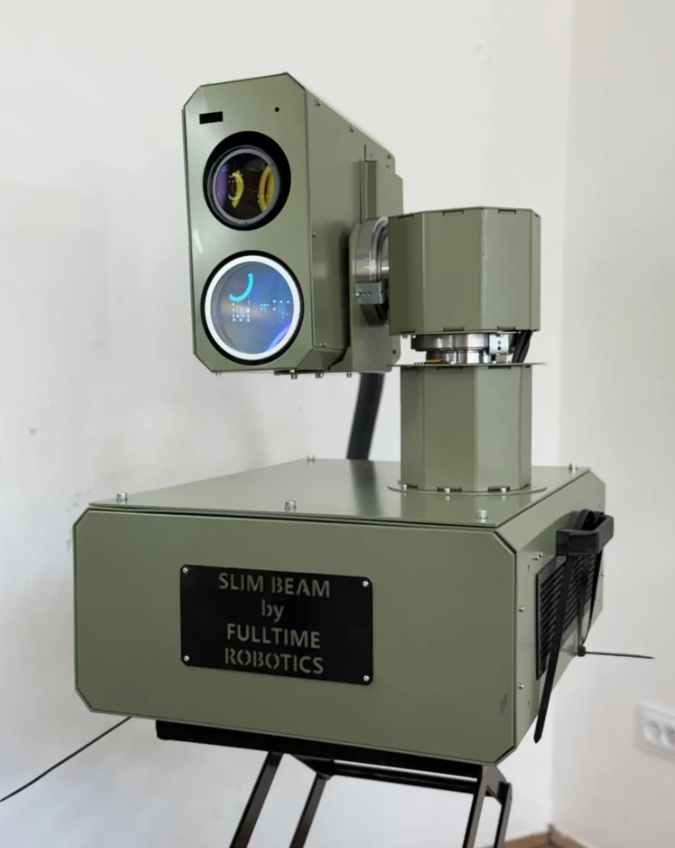 “Chúng tôi đang nghiên cứu khả năng theo dõi các mục tiêu di chuyển quá nhanh. Hiện tại, chúng tôi không thể khóa mục tiêu máy bay không người lái đang di chuyển quá nhanh trong thời gian thực. Chúng tôi cần giữ chùm tia vào mục tiêu trong khoảng từ 5 đến 15 giây để tiêu diệt nó, và việc đạt được độ chính xác đó vẫn đang trong quá trình hoàn thiện”, Ihor nói thêm. Ảnh: @Fulltime Robotics.