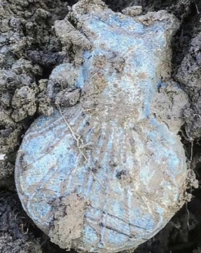 Chúng là những "bình thánh" của những tín đồ đã đi hàng trăm ki-lô-mét để đến các đền thờ, thánh tích hoặc nơi các vị thánh có khả năng làm phép lạ. Ảnh: @Sam Spiers.