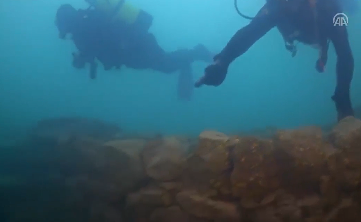 Trong quá trình tìm kiếm khảo cổ ở Hồ Van đáng sợ này, các nhà khoa học đến từ Đại học Van Yüzüncü Yıl đã có một khám phá khảo cổ học dưới nước tuyệt vời. Ảnh: @Đại học Van Yüzüncü Yıl.