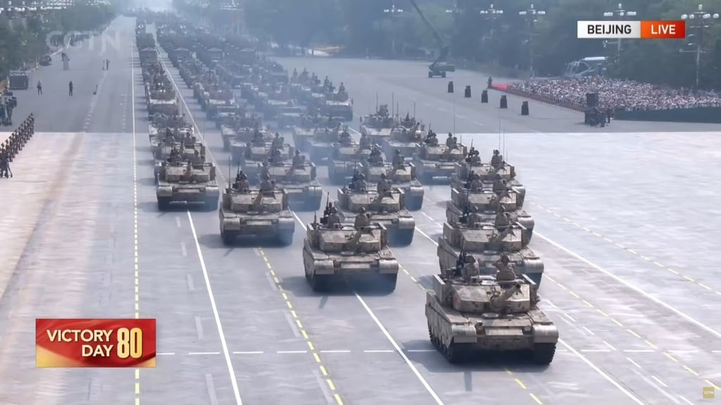 Ngoài các loại vũ khí chiến lược, lễ duyệt binh còn là dịp để Trung Quốc khẳng định năng lực sản xuất khí tài trong nước. Hàng loạt xe tăng thế hệ mới, thiết giáp hạng nặng và máy bay chiến đấu tiên tiến đều được giới thiệu, nhiều mẫu được khẳng định là sản phẩm hoàn toàn nội địa và lần đầu ra mắt trước công chúng.
