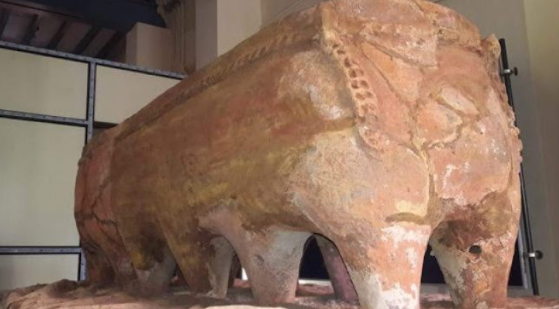 Quan tài này làm bằng đất nung có kích thước xấp xỉ 170 x 45 cm và sâu 50 cm. Ảnh: @Cục Khảo cổ học Ấn Độ.