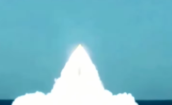 Được phóng từ tàu ngầm hạt nhân INS Arighaat ở Vịnh Bengal, cuộc thử nghiệm này nhấn mạnh nỗ lực của Ấn Độ trong việc tăng cường khả năng răn đe hạt nhân trên biển. Ảnh: @indianstartupnews.