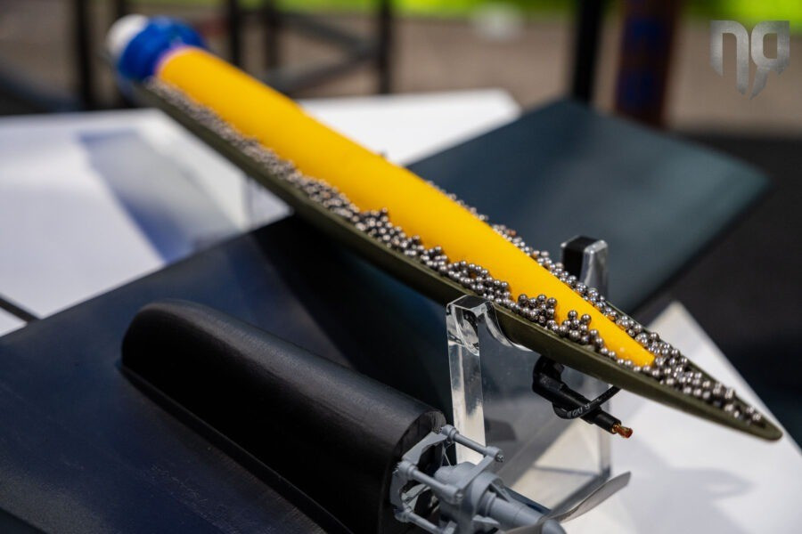 Tên lửa được điều khiển bằng tia laser từ người vận hành. Trong trường hợp mất liên lạc, nó sẽ tự chuyển sang chế độ đạn đạo, bay đến điểm chỉ định rồi nổ cận mục tiêu - một cơ chế giúp duy trì khả năng đánh trúng ngay cả khi điều kiện tác chiến bị nhiễu.